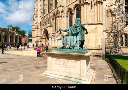 Statue von Konstantin dem großen durch Philip Jackson (1998), Minster Yard, City of York, Yorkshire, England, UK Stockfoto