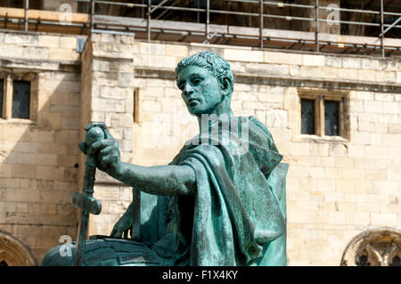 Statue von Konstantin dem großen durch Philip Jackson (1998), Minster Yard, City of York, Yorkshire, England, UK Stockfoto