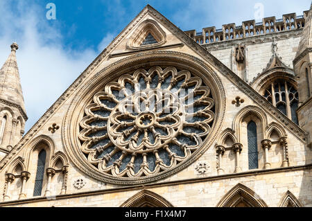 Die Rosette auf der südlichen Querschiff des York Minster, von Minster Yard, City of York, Yorkshire, England, UK Stockfoto