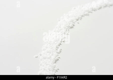 Detail des Meeres Salz Linie bestehend aus kleinen Kristallen Stockfoto
