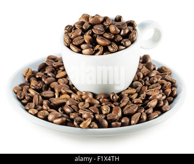 Kaffeebohnen im Cup auf dem weißen Hintergrund isoliert. Stockfoto