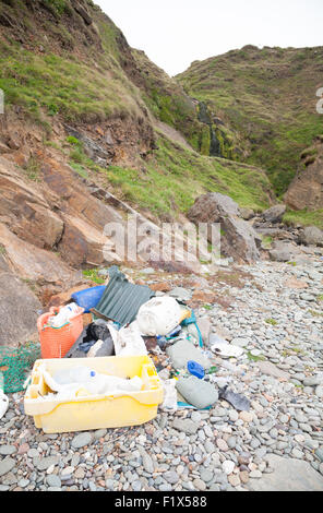 Kunststoff-Müll / Abfälle, die gesammelt wurden hat / am Strand von Porth Ysgo, Llanfaelrhys, Aberdaron, Llyn Halbinsel sortiert Stockfoto