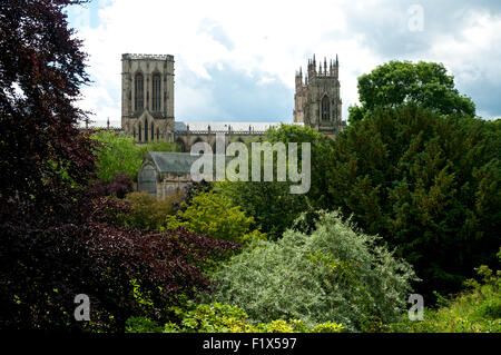 York Minster über das Dekanat Gärten, von der Stadtmauer, York, Yorkshire, England, UK Stockfoto