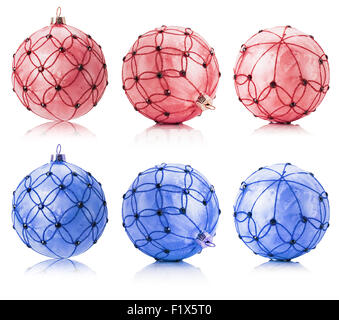 Satz von rosa und blaue Weihnachtskugeln auf dem weißen Hintergrund isoliert. Stockfoto