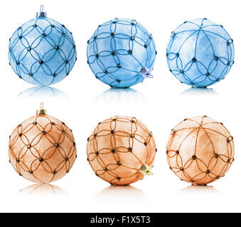 Satz von Beige und blau Weihnachtskugeln auf dem weißen Hintergrund isoliert. Stockfoto