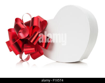 herzförmige Geschenkbox mit roter Schleife. Stockfoto