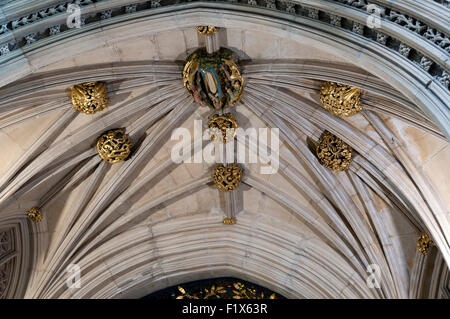 Gewölbe und dekorative Bosse auf dem Dach des Chores Bildschirm, York Minster, City of York, Yorkshire, England, UK Stockfoto