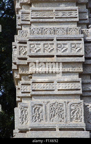 Schön geschnitzten Säulen, Eingang Tor (Torana), Tempelanlage, Warangal Fort, Warangal, Telangana, Indien Stockfoto