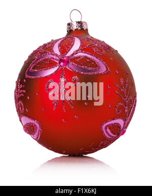 rote Weihnachtskugel auf dem weißen Hintergrund isoliert. Stockfoto