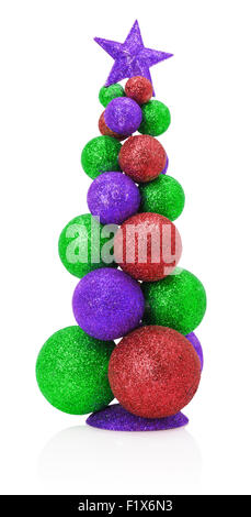Weihnachtsbaum mit Kugeln auf dem weißen Hintergrund isoliert. Stockfoto