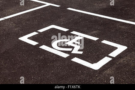 Parkplätze mit behinderten Zeichen und Markierungslinien auf asphalt Stockfoto