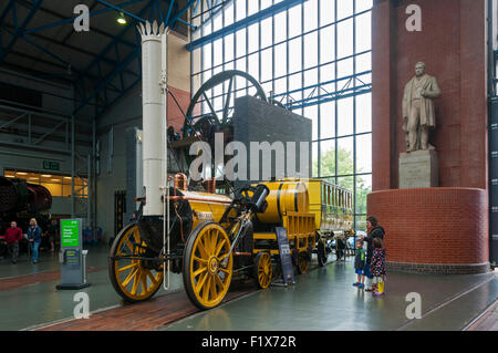 Replik, Teil geschnitten, Stephensons Rocket Lokomotive an das National Railway Museum, York City, Yorkshire, England, UK Stockfoto