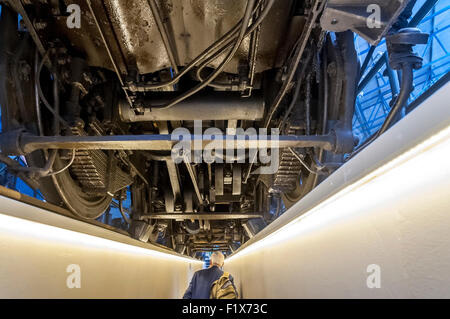 Unter einer Dampflokomotive aus einer Werkstatt Grube an der National Railway Museum, York City, Yorkshire, England, UK Stockfoto