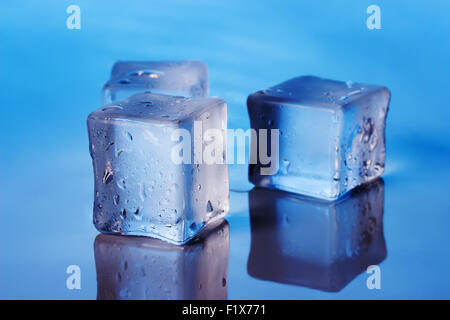 Eiswürfel auf dem blauen Hintergrund. Stockfoto