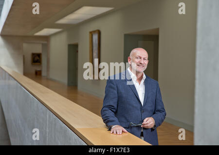 Schweinfurt, Deutschland. 08. Sep, 2015. Wolf Eiermann, neuer Direktor des Museums Georg Schäfer posiert vor dem Museum während seiner offiziellen Einführung in Schweinfurt, Deutschland, 8. September 2015. Zuvor arbeitete er als Kunst Historiker, Kurator und Bau Berater der Staatsgalerie Stuttgart. Foto: DANIEL KARMANN/Dpa/Alamy Live News Stockfoto