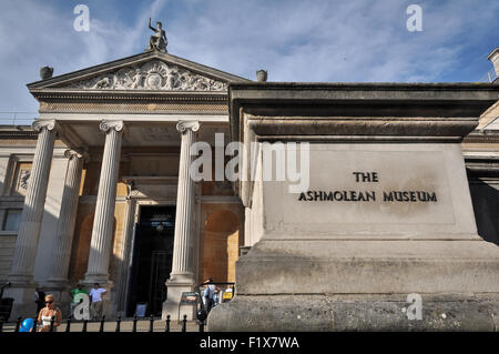 Vor dem Eingang des Ashmolean Museum, Oxford, Vereinigtes Königreich Stockfoto