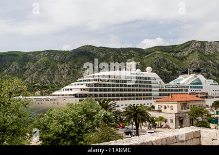 Seabourne Quest angedockt in Kotor Stockfoto