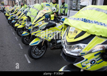 Nationale Polizei Motorrad Escort Group auf dem 2015 Aviva Tour durch Großbritannien Zyklus Rennen in Clitheroe, Lancashire. Stockfoto