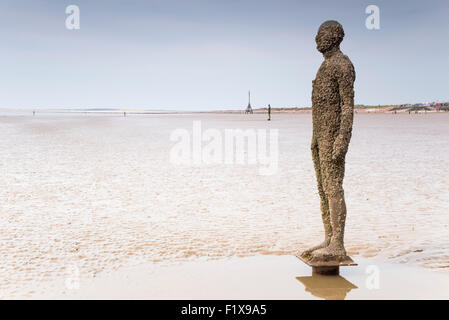 Ein weiterer Ort - eine Skulptur von Anthony Gormley, Crosby Strand, Merseyside, England, UK. Stockfoto