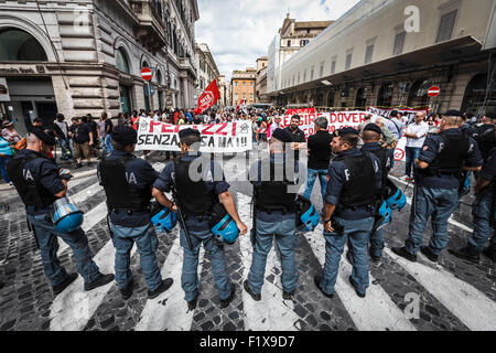 Rom, Italien. 08. Sep, 2015. Polizisten in Anti-Aufstand rüsten Linie während einer Demonstration zum protest gegen erzwungene Gehäuse Räumungen in Rom. Hunderte von Wohnungen Menschenrechtsaktivisten gingen auf die Straße in Rom zu protestieren gegen erzwungene Gehäuse Räumungen, zu Fragen, für die Achtung der Unterkunft direkt und verwenden mehr öffentliche Mittel, um Menschen ohne Häuser oder diejenigen, die ihre Miete nicht bezahlen können. Bildnachweis: Giuseppe Ciccia/Pacific Press/Alamy Live-Nachrichten Stockfoto