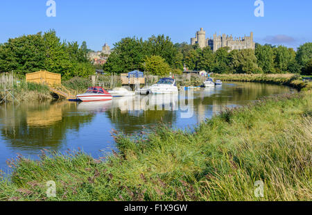 Fluss Arun in Arundel. Riverside Szene mit Boote auf dem Fluss Arun und Arundel Castle in der Ferne, in Arundel, West Sussex, UK. Arundel GROSSBRITANNIEN. Stockfoto