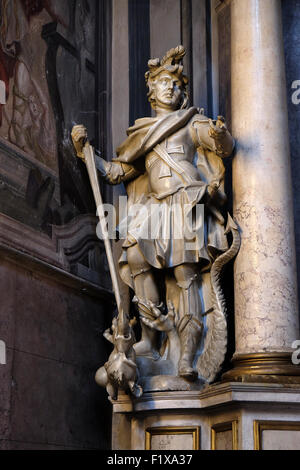 Der Heilige Georg, Statue auf dem Altar in der St. Nikolaus-Kathedrale in Ljubljana, Slowenien Stockfoto