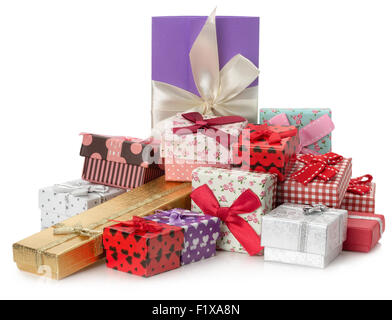 Haufen von Geschenken auf dem weißen Hintergrund. Stockfoto