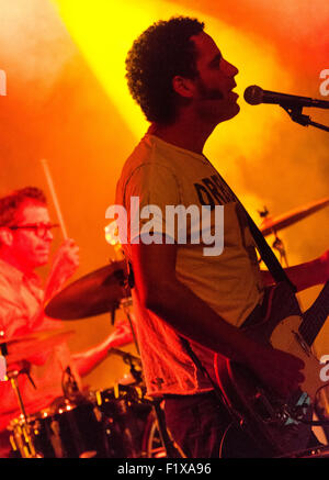 Jairo Zavala, Alias DePedro, während einer live Show der TexMex-Band Calexico. Stockfoto