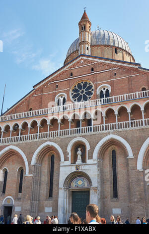 Touristen vor der Basilica di Sant' Antonio di Padova Veneto Italien Europa Stockfoto