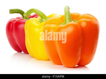 rote, gelbe und orange Paprika auf dem weißen Hintergrund isoliert. Stockfoto