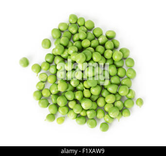 grüne Erbsen auf dem weißen Hintergrund. Stockfoto