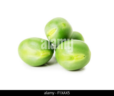 grüne Erbsen auf dem weißen Hintergrund isoliert. Stockfoto