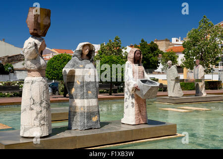 Modernen Statuen des maurischen Sockelfiguren Silves (in der Praca Mouhatamid ihn-Abbad), Algarve, Portugal Stockfoto