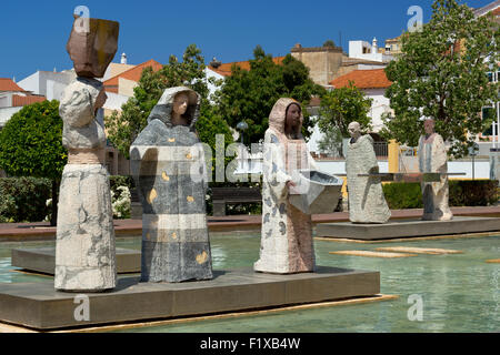 Modernen Statuen des maurischen Sockelfiguren Silves (in der Praca Mouhatamid ihn-Abbad), Algarve, Portugal Stockfoto