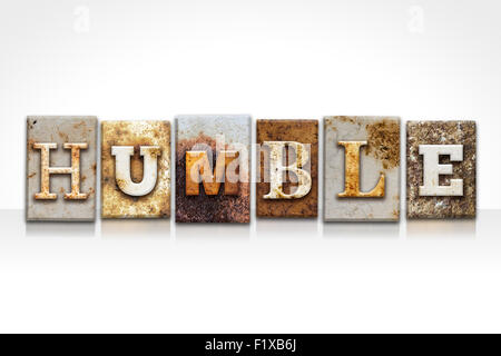 Das Wort "HUMBLE" geschrieben in rostigen Metall Buchdruck Typ isoliert auf weißem Hintergrund. Stockfoto