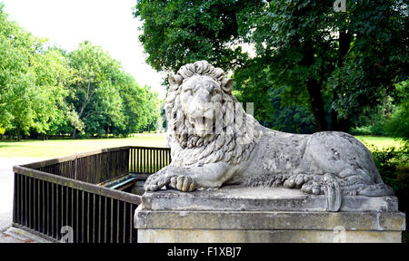 Löwe Skulptur im Schlosspark Laxenburg, Österreich Stockfoto