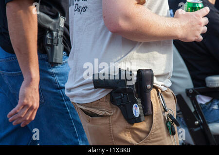 Detroit, Michigan - Mitglieder der Ironworkers Union tragen offen Handfeuerwaffen während Detroits Labor Day Parade. Stockfoto