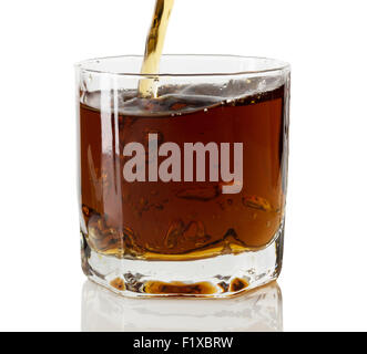 Whiskey in ein Glas gegossen wird. Stockfoto