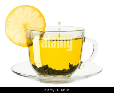 Glastasse Tee mit Zitrone auf einem weißen Hintergrund. Stockfoto
