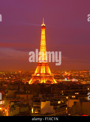 Eiffel Turm Licht Leistung zeigen in der Nacht. Stockfoto