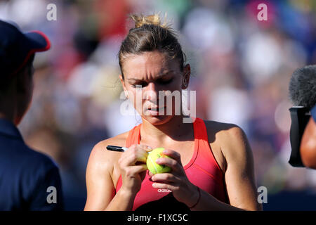 Flushing Meadows, New York, USA. 07. Sep, 2015. Simona Halep, die Nummer 2 Samen aus Rumänien, Autogramme nach ihrem vierten Runde Sieg über Sabine Lisicki Deutschland bei den US Open in Flushing Meadows, New York am 7. September 2015.   Halep gewann das Spiel in drei setzt Credit: © Adam Stoltman/Alamy Live News Stockfoto