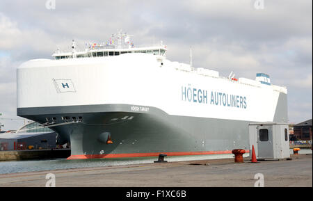 Southampton, Hampshire, UK. 8. September 2015. Hoegh Ziel macht seinen ersten Auftritt in der Stadt Port im Rahmen seiner ersten Reise rund um den Globus. Es ist die größte reine Auto und LKW-Fördermaschine (PCTC) auf dem Planeten und ist in der Lage, die 8.500 Autos mit einem Platz an Deck 71.400-m (sq). Der Träger ist 200 Meter lang und 36 Meter breit und hat einen Platz an Deck, die die Größe von zehn Fußballfeldern. Das riesige Schiff werden nicht versäumen sollte, wie kommt es in Southampton Tyne bereits besucht zu haben und tragen am Ende August. Bildnachweis: Jason Kay/Alamy Live News Stockfoto