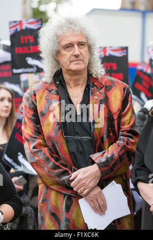 London, UK. 8. September 2015. Dr. Brian May, Astrophysiker und Gitarrist von Queen, schließt sich die Haltestelle der Dachs Cull Protest bei den Houses of Parliament. Die Demonstranten, darunter die Tierrechtsorganisation PETA, wollen rechtliche Schritte gegen die Keulung starten. Dachse sind Träger der Bovine Tuberkulose (Mycobacterium Bovis) und gedacht, um für die Verbreitung der Krankheitsbildes verantwortlich sein. Foto: Lebendige Bilder/Alamy LIve-Nachrichten Stockfoto