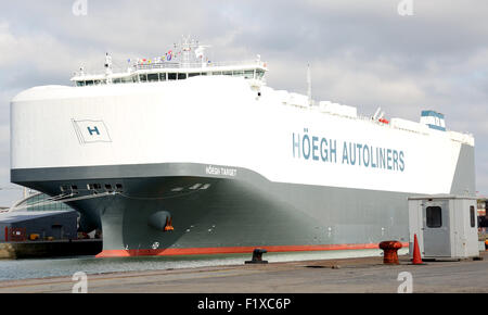 Southampton, Hampshire, UK. 8. September 2015. Hoegh Ziel macht seinen ersten Auftritt in der Stadt Port im Rahmen seiner ersten Reise rund um den Globus. Es ist die größte reine Auto und LKW-Fördermaschine (PCTC) auf dem Planeten und ist in der Lage, die 8.500 Autos mit einem Platz an Deck 71.400-m (sq). Der Träger ist 200 Meter lang und 36 Meter breit und hat einen Platz an Deck, die die Größe von zehn Fußballfeldern. Das riesige Schiff werden nicht versäumen sollte, wie kommt es in Southampton Tyne bereits besucht zu haben und tragen am Ende August. Bildnachweis: Jason Kay/Alamy Live News Stockfoto