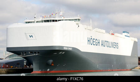 Southampton, Hampshire, UK. 8. September 2015. Hoegh Ziel macht seinen ersten Auftritt in der Stadt Port im Rahmen seiner ersten Reise rund um den Globus. Es ist die größte reine Auto und LKW-Fördermaschine (PCTC) auf dem Planeten und ist in der Lage, die 8.500 Autos mit einem Platz an Deck 71.400-m (sq). Der Träger ist 200 Meter lang und 36 Meter breit und hat einen Platz an Deck, die die Größe von zehn Fußballfeldern. Das riesige Schiff werden nicht versäumen sollte, wie kommt es in Southampton Tyne bereits besucht zu haben und tragen am Ende August. Bildnachweis: Jason Kay/Alamy Live News Stockfoto