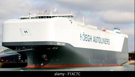 Southampton, Hampshire, UK. 8. September 2015. Hoegh Ziel macht seinen ersten Auftritt in der Stadt Port im Rahmen seiner ersten Reise rund um den Globus. Es ist die größte reine Auto und LKW-Fördermaschine (PCTC) auf dem Planeten und ist in der Lage, die 8.500 Autos mit einem Platz an Deck 71.400-m (sq). Der Träger ist 200 Meter lang und 36 Meter breit und hat einen Platz an Deck, die die Größe von zehn Fußballfeldern. Das riesige Schiff werden nicht versäumen sollte, wie kommt es in Southampton Tyne bereits besucht zu haben und tragen am Ende August. Bildnachweis: Jason Kay/Alamy Live News Stockfoto