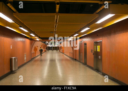 Man zum geht allein in eine Hong Kong MTR Bahnhof. Stockfoto