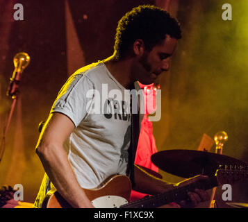 Jairo Zavala, Alias DePedro, während einer live Show der TexMex-Band Calexico. Stockfoto