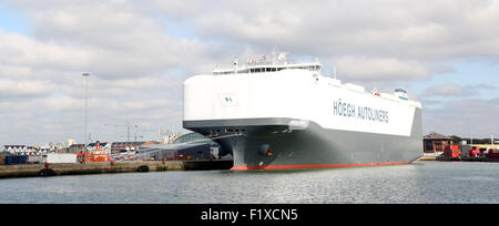 Southampton, Hampshire, UK. 8. September 2015. Hoegh Ziel macht seinen ersten Auftritt in der Stadt Port im Rahmen seiner ersten Reise rund um den Globus. Es ist die größte reine Auto und LKW-Fördermaschine (PCTC) auf dem Planeten und ist in der Lage, die 8.500 Autos mit einem Platz an Deck 71.400-m (sq). Der Träger ist 200 Meter lang und 36 Meter breit und hat einen Platz an Deck, die die Größe von zehn Fußballfeldern. Das riesige Schiff werden nicht versäumen sollte, wie kommt es in Southampton Tyne bereits besucht zu haben und tragen am Ende August. Bildnachweis: Jason Kay/Alamy Live News Stockfoto