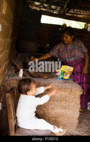 Guatemala, Salama, Mutter Vorbereitung Beikost für Babys (Maria de Jesus Adqui Che 61, Francisca Hernandez Adqui 32, Juan Gabriel Mateo Hernadez 1) Stockfoto